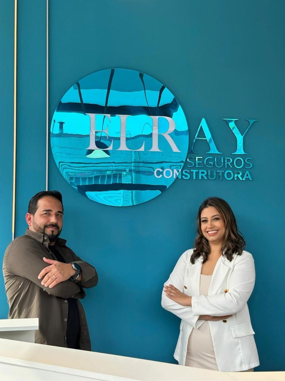 Equipe de consultores da Elray analisando uma proposta